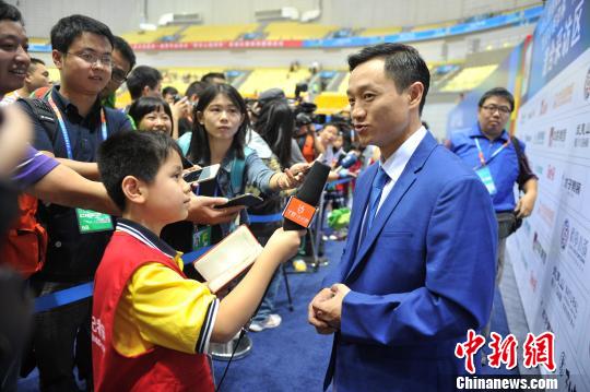 中国首届青运会 奥运冠军杨威当裁判
