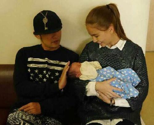 昆凌背女儿出游小周周露小手 当狮子座昆凌遇