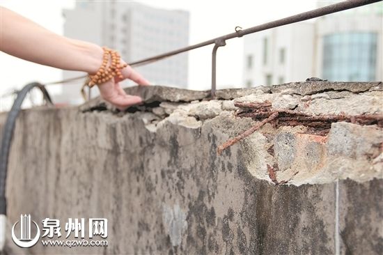 惠安锦绣大厦C幢顶楼围墙开裂 开发商、物业都