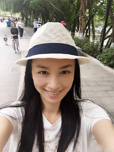 张庭晒老公女儿销魂睡照 自拍照宛若少女(组图