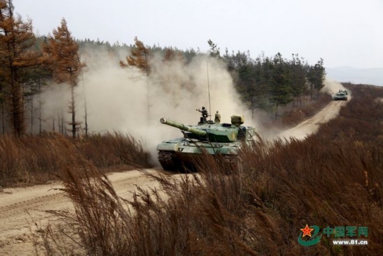 解放军99式重型坦克开进山林练攻击作战(组图