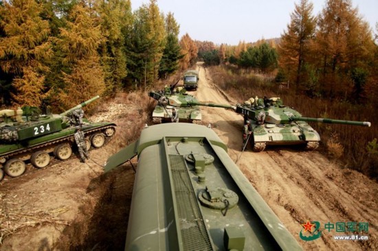 解放军99式重型坦克开进山林练攻击作战(高清