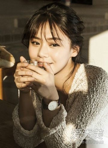 《他来了》热播 马思纯中长直发清纯动人