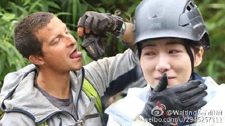 跟着贝爷去冒险:韩雪拒绝吃活蚯蚓 大张伟抱着