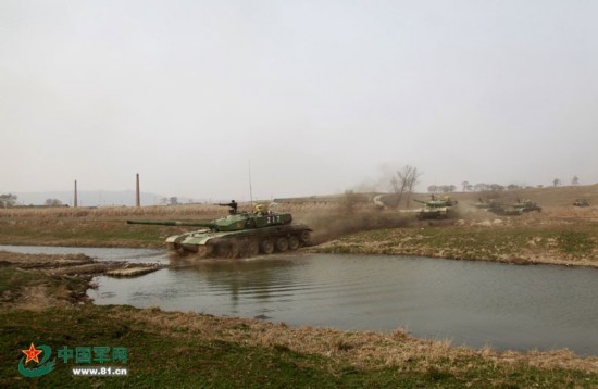 解放军99式重型坦克开进山林练攻击作战(高清