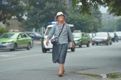 83岁学霸婆婆读大学:养鸟种花谈文学拿8个毕业