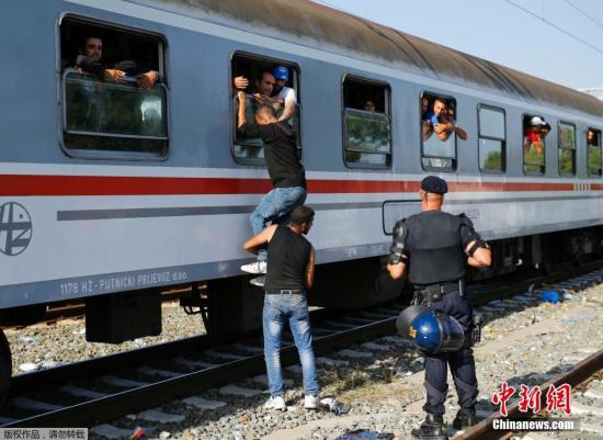 欧洲难民危机:克罗地亚开放边境 难民处境困难