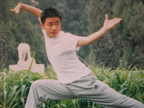王宝强少林寺习武照曝光,目测年龄在8岁到15岁之间,照片中的王宝强