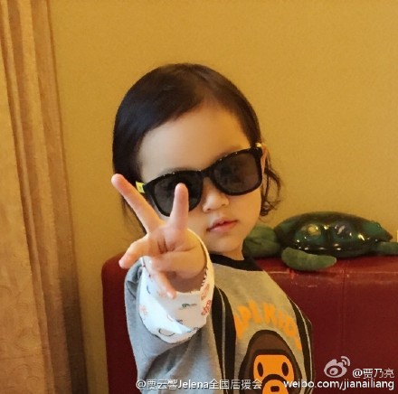 贾乃亮曝爱女即将迎三岁生日 甜馨霸气外露酷