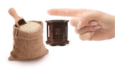 网购价值4万红木笔筒 买家拿到手变成一袋大米