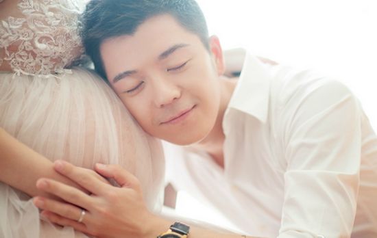 快男王栎鑫当爸爸了!晒妻子孕照 闭眼听胎音一脸幸福(图)--江西频道--人民网