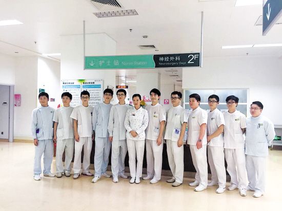深圳诞生首个男护士工作组