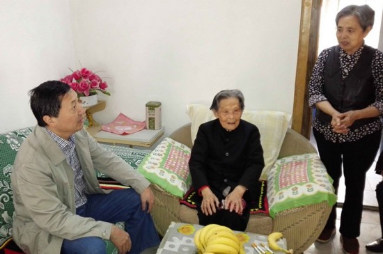 望江县向9位百岁老人送重阳祝福