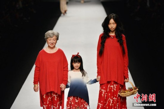高清:上海时装周 奶奶模特走秀T台