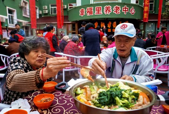 北京:社区百老宴 欢喜度重阳