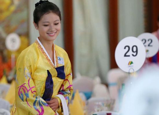 朝鲜女服务员盛装为离散家属宴会服务(图)