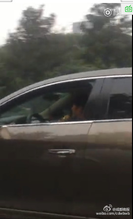  女司机开车K歌 :与同行车辆忘情互动 自称估计