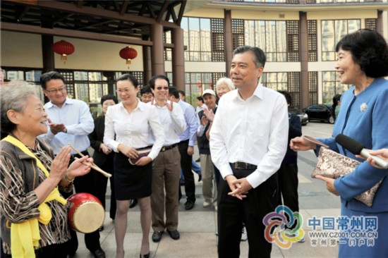 阎立费高云重阳节慰问老年人 致以节日祝福