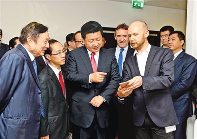 习近平参观华为英国公司--青海频道--人民网
