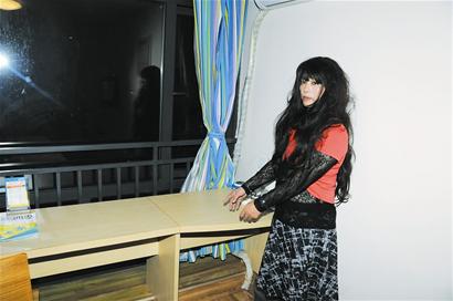 美女变大汉?48岁男子变装迷倒22岁小鲜肉(图