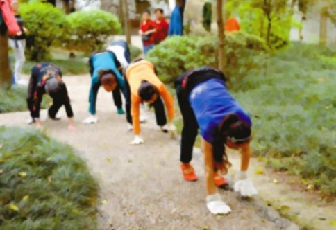 郑州市民爬行锻炼全城狂热治疗腰椎病效果奇好