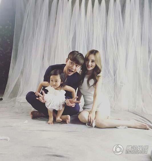 甜馨今天三岁啦!李小璐晒两人睡前自拍似姐妹