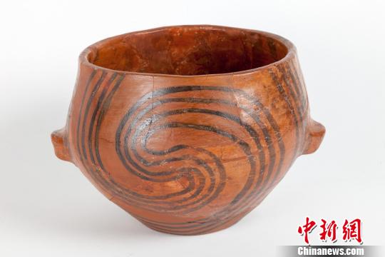 圓形陶罐阿爾巴縣必雅努鄉(xiāng)必雅努·得·喬斯村銅石并用時代，佩特雷史提文化公元前5 000 —前4 500年陶瓷；手塑、釉下彩繪、燒制、拋光高17.8厘米、 最大直徑23.9厘米錫比烏——布魯肯陶爾國家博物館藏