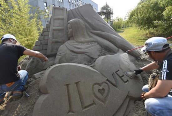 男子作沙雕女友半身像告白 同学:如被拒绝请联