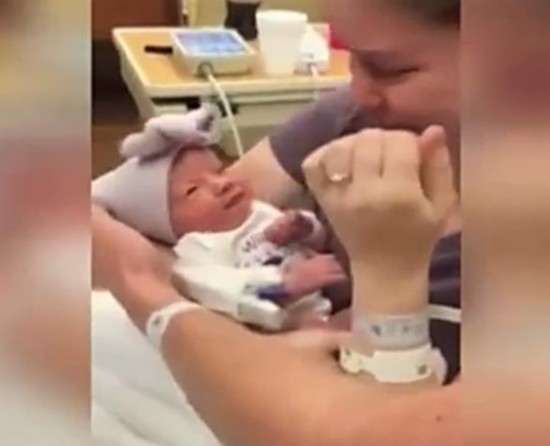  逗比爸比用娃求婚  揭熊孩纸老爸疯狂日常_扬子