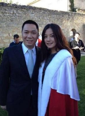 黄有龙豪宅被卖案中止审理 与司机照片分值超