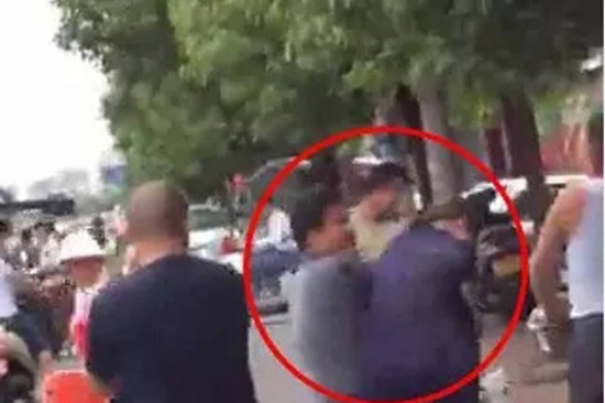 骑摩托发生碰撞 男子对女子拳打脚踢