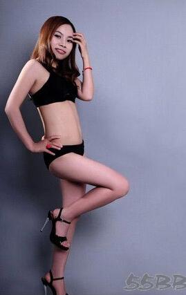  凤姐与某男士合影 抢镜 凤姐整容后逆袭 图--重