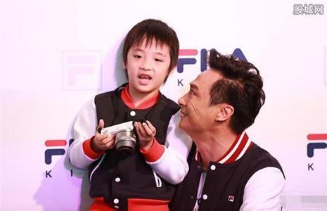  吴镇宇亲吻费曼  揭吴镇宇儿子受伤原因曹格黑