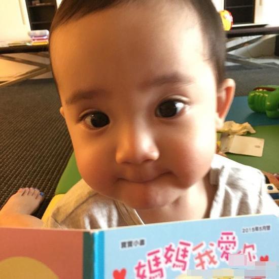 陆川纪念儿子诞生大眼睛像妈妈 盘点星二代萌