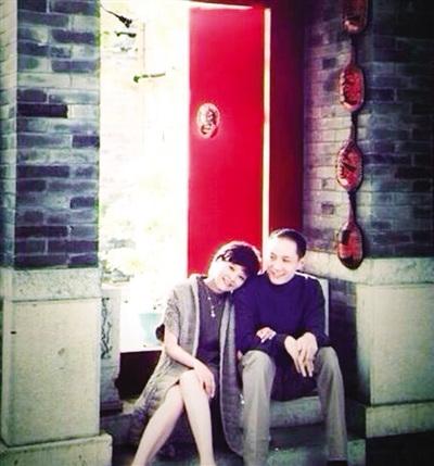 见秀恩爱 晒与妻子亲吻合影扒冯远征梁丹妮恩