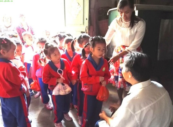 平乐县幼儿园到敬老院开展慰问活动