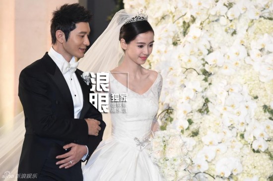 黄晓明怀抱考拉 黄晓明喜事连连:获影帝与baby办世纪婚礼