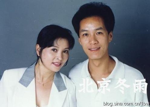 冯远征晒与妻子亲吻合影 扒冯远征梁丹妮恩爱照