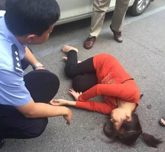 福州祖孙3人过马路被撞飞 男司机光脚撒腿跑