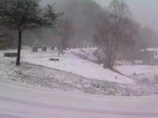 宁陕县迎入秋首场降雪 比往年早半个月