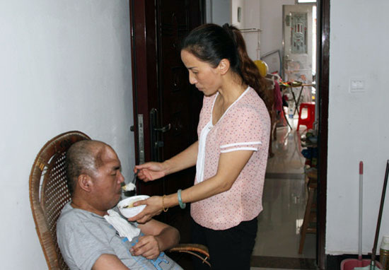 妻子16年如一日照顾植物人丈夫 柔弱肩膀勇敢