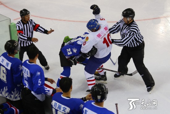 十三冬 男子冰球资格赛第二日:身体对抗升级