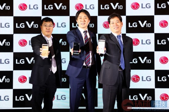 LG V10手机品牌亮相中国 双屏幕设计 售价499