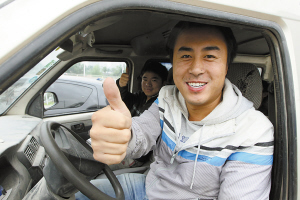 石家庄:信号灯罢工俩小伙儿自制红绿灯指挥交