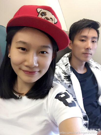 张楠与滕海滨秀恩爱 红帽配白t恤清爽十足(图)