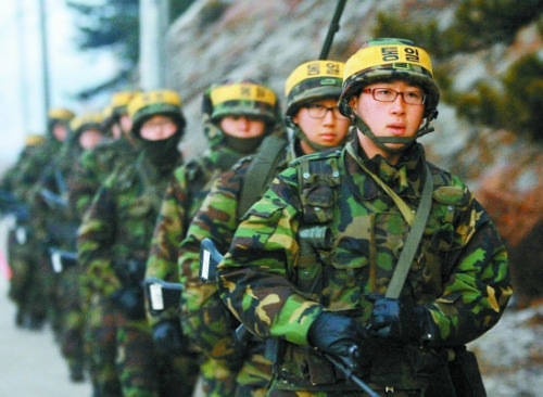 韩军方将增加2万名新兵入伍人数 加强体检标准