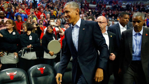 奥巴马观看NBA揭幕战 脱掉外套卷起衣袖十分