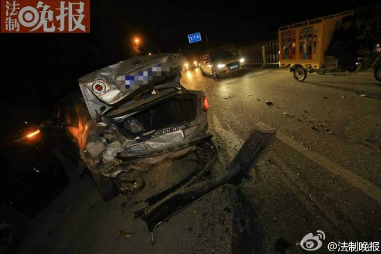 北京一轿车连撞6车 司机:代驾跑了(高清组图)