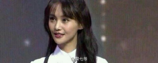 郑爽现身《微微一笑很倾城》片场瘦成骨架:细