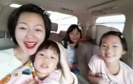 小S接2个女儿放学 被许老三猛扯衣服险走光